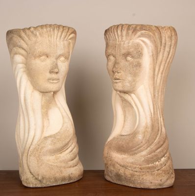 Paire de bustes de femmes formant jardinières, en pierre scu…