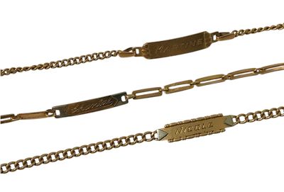 deux chaînes en or avec une plaque portant un nom et une chaîne en or avec une plaque portant un nom