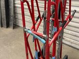 un diable rouge sur lequel sont posés tout un tas d'outils