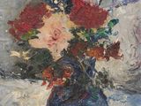 tableau représentant un vase bleu contenant des fleurs rouges et blanches