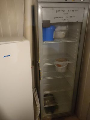 un petit réfrigérateur rempli de nourriture
