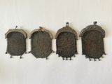 trois sacs à main anciens en maille métallique argentée sur fond blanc