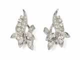 une paire de boucles d'oreilles en diamant