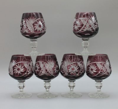 six verres à vin sont empilés les uns sur les autres