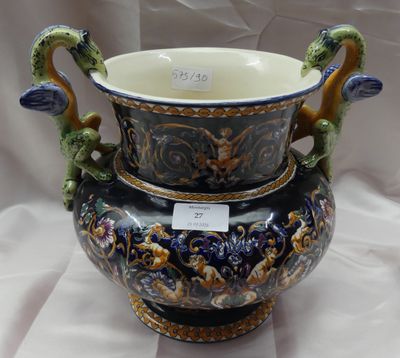 un grand vase orné d'une poignée en forme de dragon, posé sur une table