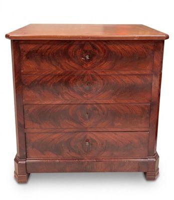 une commode en bois avec trois tiroirs de chaque côté