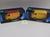 deux boîtes contenant chacune un camion de livraison jaune et rouge