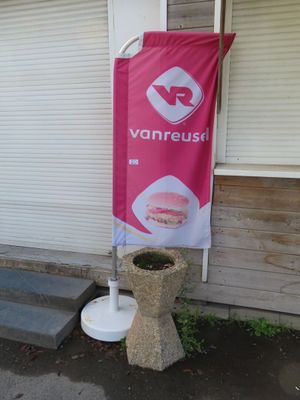 a sign on the side of a building that says vanreust