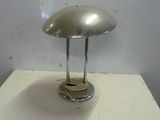 une lampe posée sur une table blanche