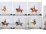 de nombreuses figurines représentant des hommes à cheval, exposées dans des vitrines