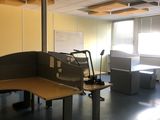 une pièce contenant un bureau, des chaises et un fauteuil