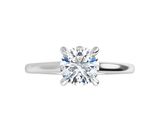 une bague de fiançailles en or blanc sertie d'un seul diamant
