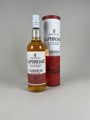une bouteille de whisky Laphroa Cardeas à côté d'une boîte en carton