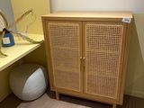un meuble en bois dans le coin d'une pièce