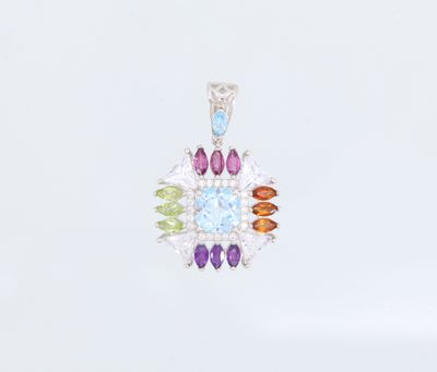 un gros plan d'un pendentif orné de pierres multicolores sur fond blanc