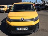 une camionnette jaune garée dans un parking