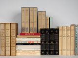 plusieurs livres sont empilés sur une table