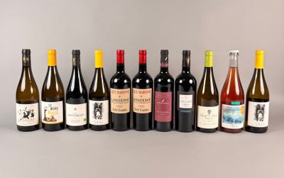 plusieurs bouteilles de vin sont alignées sur une table