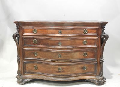 une commode ancienne sur fond blanc, avec une toile de fond blanche