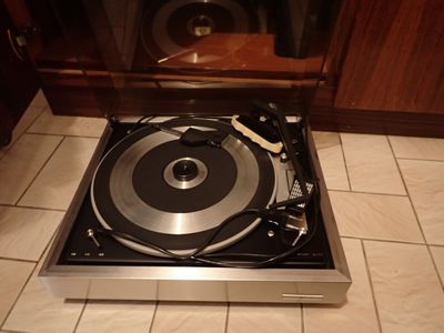 un tourne-disque posé sur une platine dans une cuisine