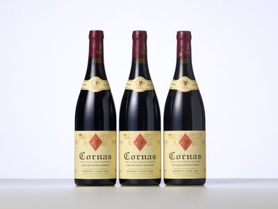 trois bouteilles de vin posées sur une table l'une à côté de l'autre