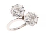 une image représentant une paire de bagues en diamant sur fond blanc