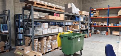 de nombreux cartons et boîtes sur les étagères de l'entrepôt