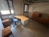 une pièce équipée d'un bureau, d'une chaise et d'un téléviseur