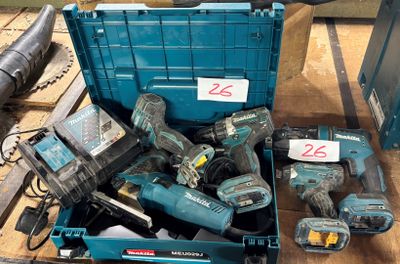 une caisse à outils bleue remplie d'outils, posée sur une palette