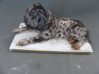 une figurine représentant un chien couché sur un livre