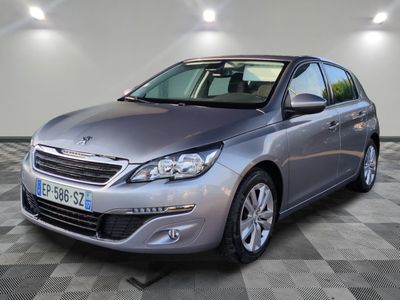 la voiture argentée est garée dans le garage sur le sol en damier