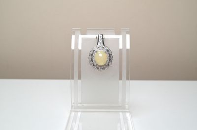 Un pendentif en argent serti d'une opale cabochon ovale d'un…