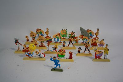 de nombreuses figurines représentant différents personnages sur un fond blanc