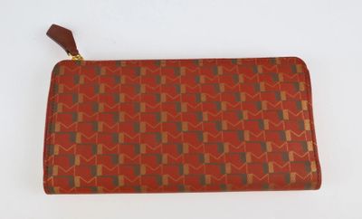 une photo d'un sac à main rouge et marron muni d'une poignée marron