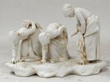 une figurine représentant un homme et une femme avec un bébé
