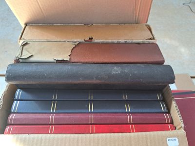 Plusieurs livres sont empilés les uns sur les autres dans une boîte en carton