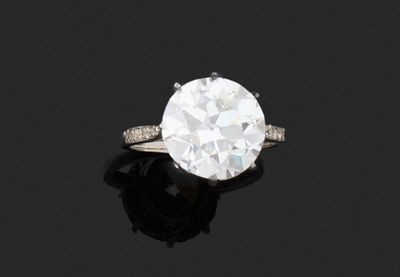une bague en diamant à une seule pierre, par van cleef
