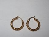 deux paires de boucles d'oreilles en or sur fond blanc