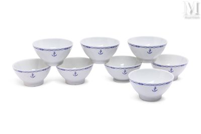 six bols blancs ornés de motifs bleus, posés sur une surface blanche