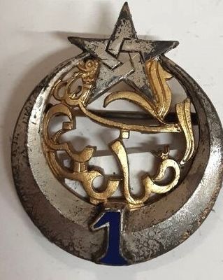 une broche en argent et en or surmontée d'une étoile
