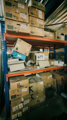 de nombreux cartons et boîtes sur les étagères de l'entrepôt
