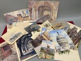 un lot de cartes posées sur une table