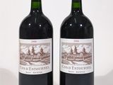 deux bouteilles de vin rouge posées l'une à côté de l'autre sur une surface blanche