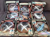 six boîtes de figurines Star Wars posées sur une surface noire