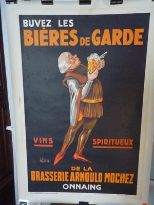 une affiche représentant un homme tenant une bière à la main