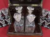 un coffret en bois contenant un service de verres