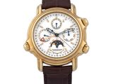une image d'une montre en gros plan sur fond blanc