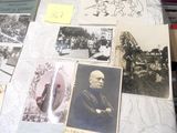 de nombreuses vieilles photos d'hommes et de femmes posées sur une table