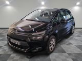 La Citroën noire est garée sur un sol en damier dans un garage