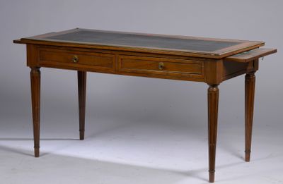 une petite table avec un plateau en verre et deux tiroirs